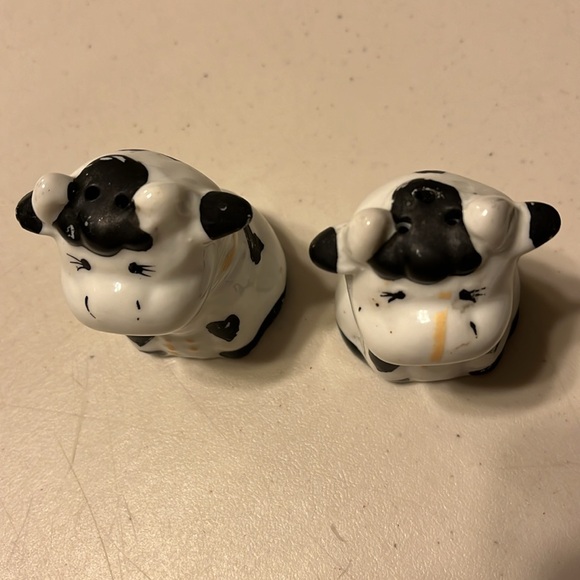 Cow Salt and Pepper Shakers - Black and White. Vintage - Picture 2 of 8